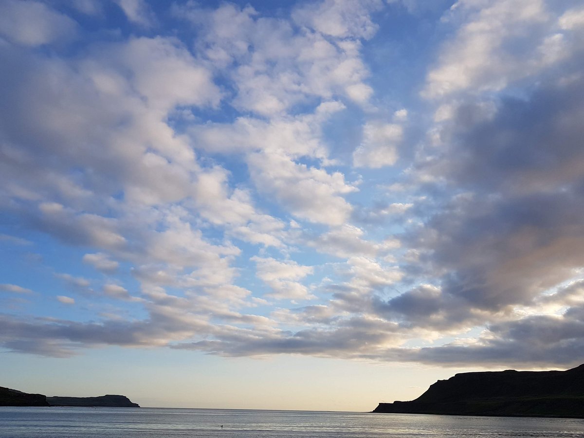 MornaOmay's tweet image. Saturday&apos;s #TuneWithAView from @DuncanWChisholm @NapierHamish at #CalgaryBay 🎵🎻🎶💙