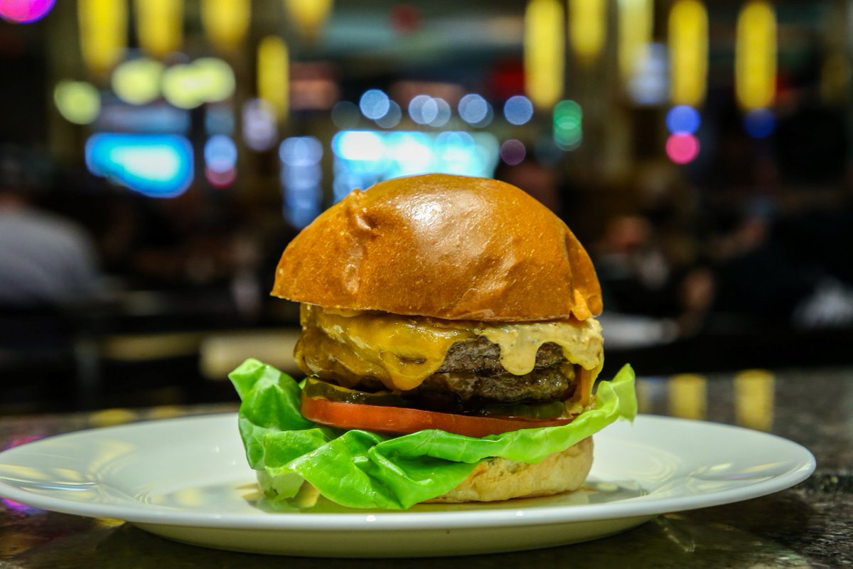 ResortsWorldNYC's tweet photo. Our Food Court &amp; Good Friends Noodle House is now open! 🍔 

Check out our website for outlet specific hours: https://t.co/AefItIMgGY

#RWNYC #ResortsWorldNYC #LetsEat #NoOpen #Queens #ItsInQueens https://t.co/vgNuT2A1lR