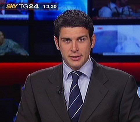 LegaSalvini's tweet photo. Solidarietà al giornalista di SkyTg24 Paolo #Fratter ieri sera aggredito a Napoli insieme al suo operatpre, per fortuna senza conseguenze, mentre svolgeva il suo lavoro.
@paolofratter https://t.co/5SmlSBD24r