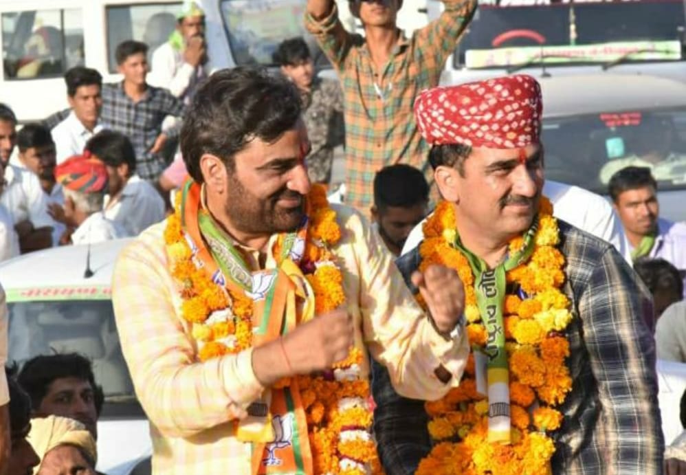 NarayanBeniwal7's tweet photo. विधायक के रूप में पहला वर्ष सफलतापूर्वक बीता. ईश्वर की असीम अनुकम्पा,श्रद्धेय पिताजी स्व.श्री रामदेवजी चौधरी एवं माताजी श्रीमती मोहीनीदेवीजी से प्राप्त जनसेवा के संस्कारों,आदरणीय भाईसाहब @hanumanbeniwal जी के आत्मीय मार्गदर्शन और आपके प्यार एवं आशीर्वाद से ही यह सम्भव हुआ है. https://t.co/FV0XvQEAm3