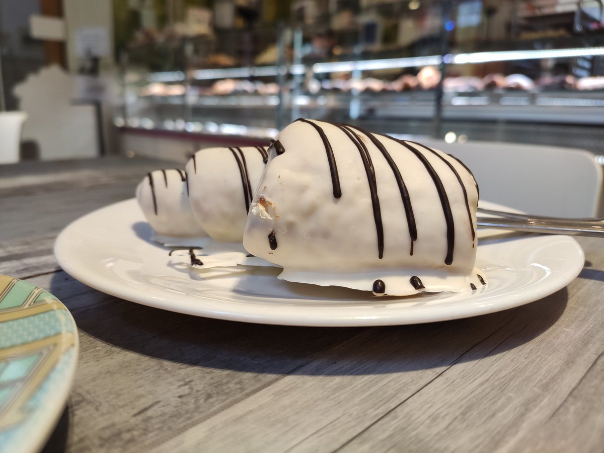 jistory's tweet photo. Hemos tenido que venir a probar el croissant de chocolate blanco de @laceliacoteca 
Madre mía, buenísimo!!
#singluten #chocolateblanco #apoyohosteleria #yummy https://t.co/iXXy7InzGR