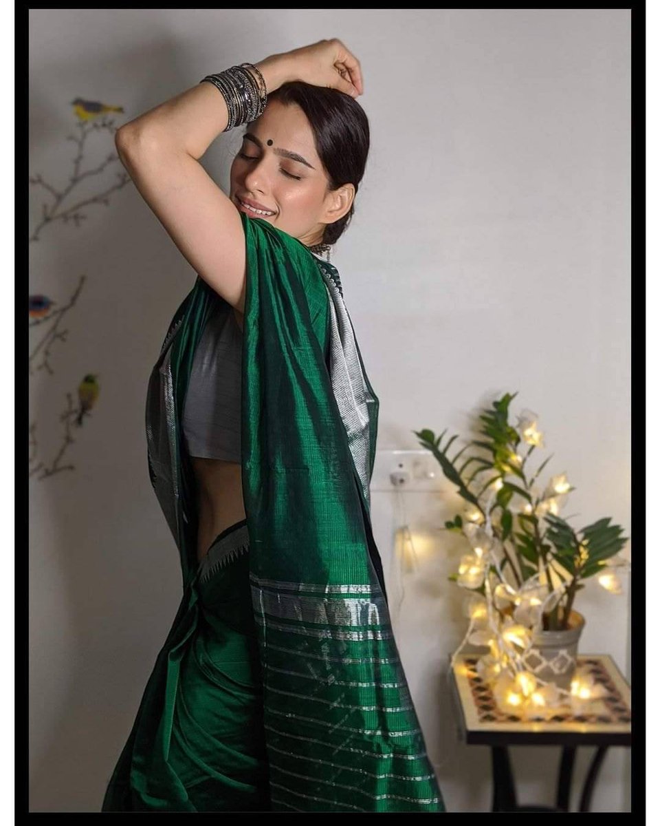 MarathiStars's tweet photo. आजचा रंग - मोरपंखी 💚
@priyabapat
Saree by @sawenchi
#navratri2020 #day8 #peacockgreencolor #navratispeacial #marathitarka #marathistars https://t.co/VQk9jF9WST