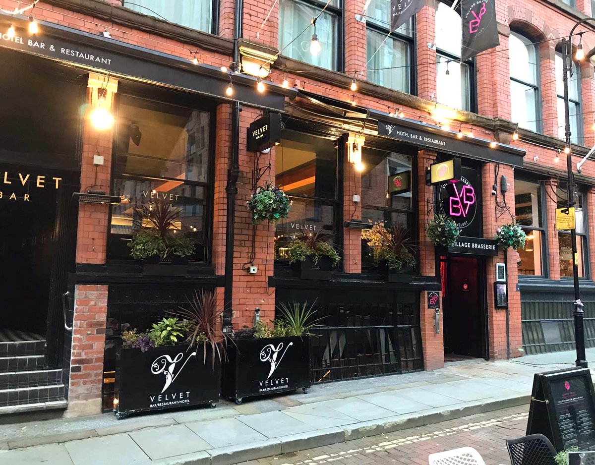 VelvetMCR's tweet photo. Welcome to the weekend 🙌🏻
Your one stop destination to #eatsleepdrinkrepeat ♥️2-4-£12 Cocktails, a brand new á la carte menu, fizz, STAY FOR FREE, Sunday roast deals... there’s plenty to add a little sparkle to your weekend plans 🍴🥂
We’re looking forward to seeing you! https://t.co/glPUnDnZ3o