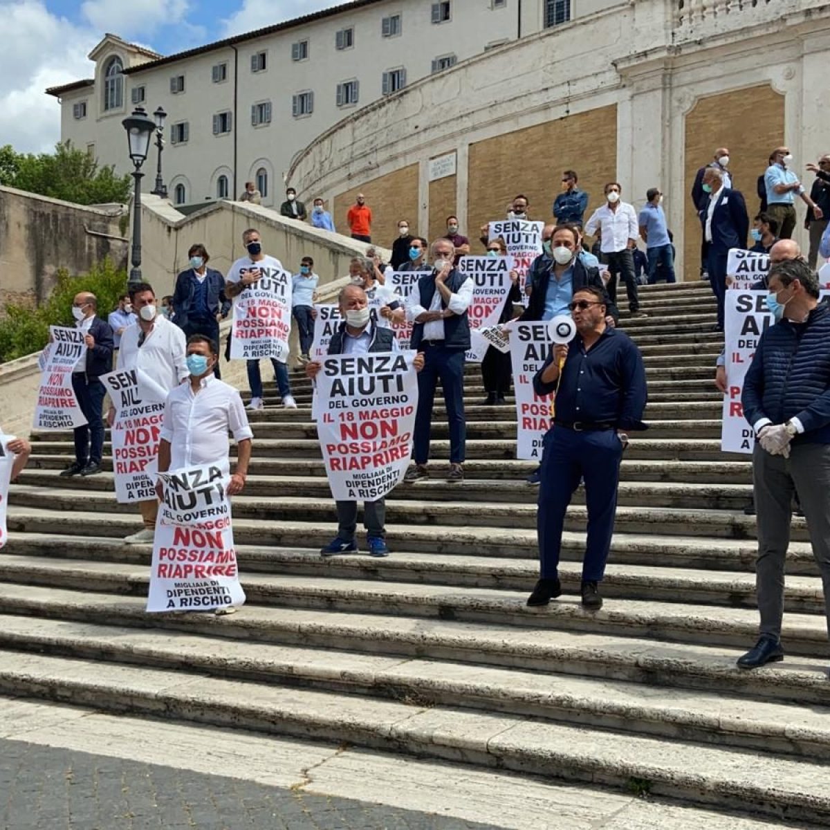 @CucchiRiccardo Signor Cucchi io ti amo però guarda
Milano, Torino, Catania, Roma. Trovi qualche differenza? Da nord a sud siamo disperati ma il rispetto prima di tutto. Li il problema è il nero quelli scesi non sono i commercianti napoletani. Parliamoci chiaro https://t.co/47PmXca6OJ