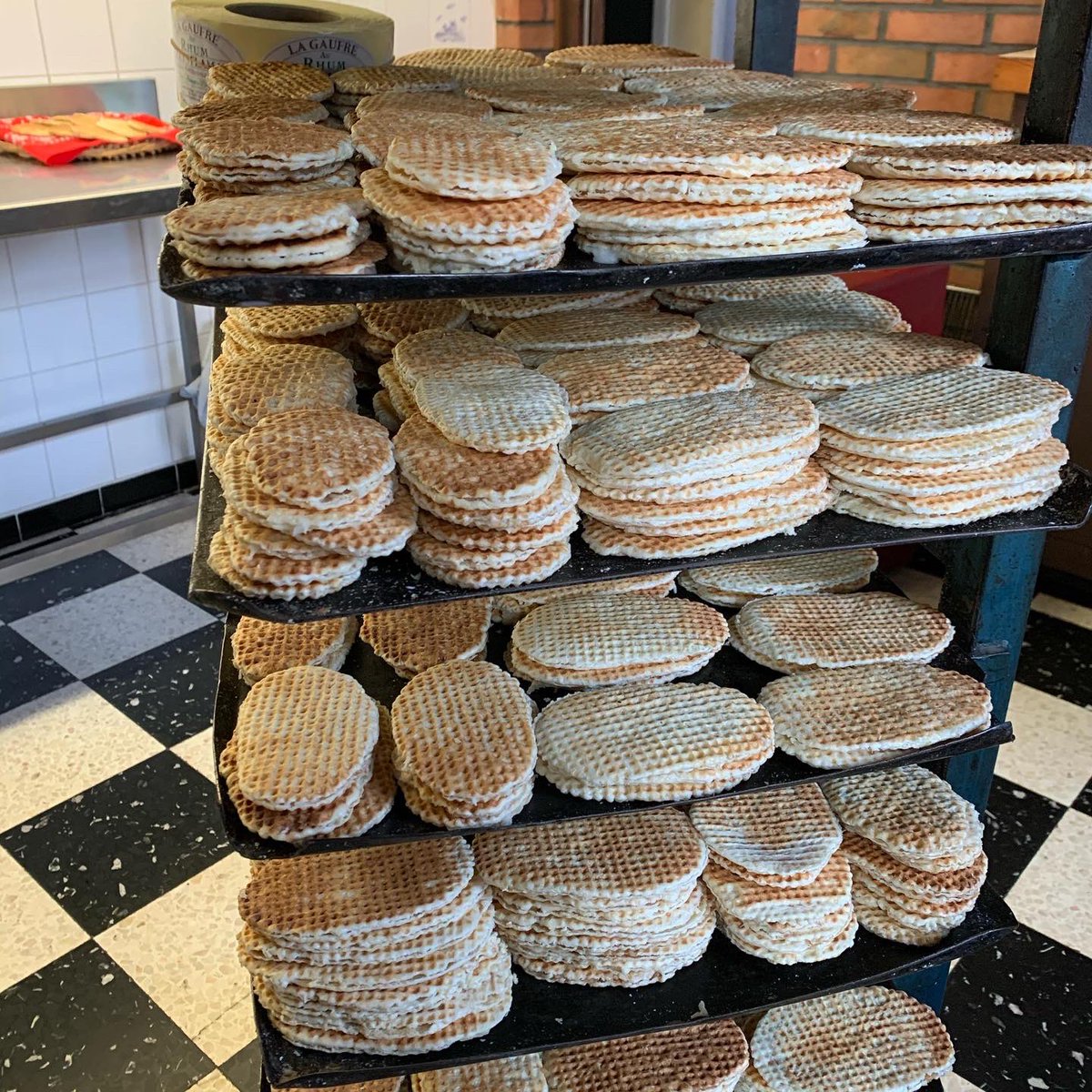 HdF_ERG2023's tweet photo. Le 15 octobre, le jury a visité le musée de la Gaufre du Pays Flamand. La visite effectuée par le maître gaufrier Jean-François Brigant, consiste à découvrir sa petite boutique et son atelier. #gaufredupaysflamand #flandre #jeanfrançoisbrigant @CoeurdeFlandre https://t.co/4Iqd0bz8Rb