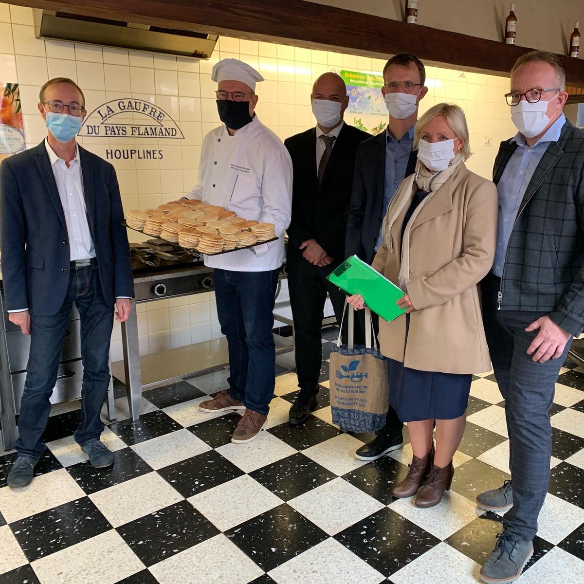 HdF_ERG2023's tweet photo. Le 15 octobre, le jury a visité le musée de la Gaufre du Pays Flamand. La visite effectuée par le maître gaufrier Jean-François Brigant, consiste à découvrir sa petite boutique et son atelier. #gaufredupaysflamand #flandre #jeanfrançoisbrigant @CoeurdeFlandre https://t.co/4Iqd0bz8Rb