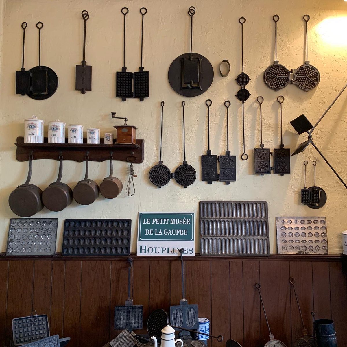 HdF_ERG2023's tweet photo. Le 15 octobre, le jury a visité le musée de la Gaufre du Pays Flamand. La visite effectuée par le maître gaufrier Jean-François Brigant, consiste à découvrir sa petite boutique et son atelier. #gaufredupaysflamand #flandre #jeanfrançoisbrigant @CoeurdeFlandre https://t.co/4Iqd0bz8Rb