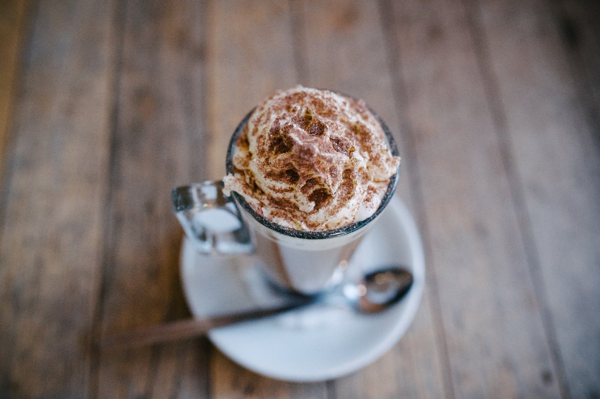 MartinmanSelin's tweet photo. Cómo todos los días en mi cafetería favorita. 🏠
Qué rico está el chocolate. ☕
Siempre se lo pido al camarero de la misma forma: "una píldora de felicidad". Y él me entiende. https://t.co/yonLjd41pA