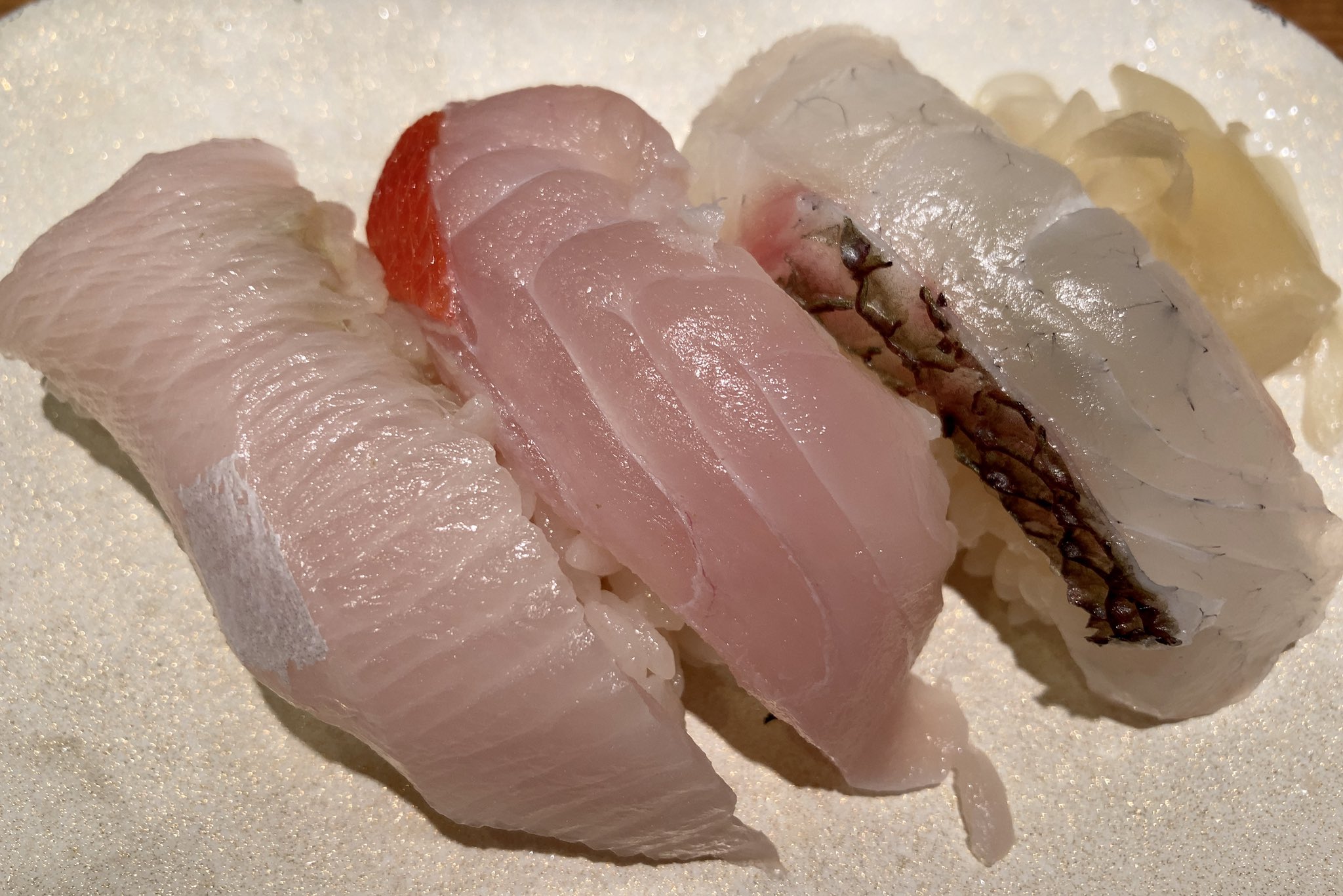 三日画師 晩めしはまた寿司にした ぶりカマ焼き まぐろ盛 白身魚三貫盛 だから はまち ぶりは一般的な分類では赤身魚 だけど 魚類を扱う業者内では白身魚なんだってば T Co 2lgijbx642 Twitter