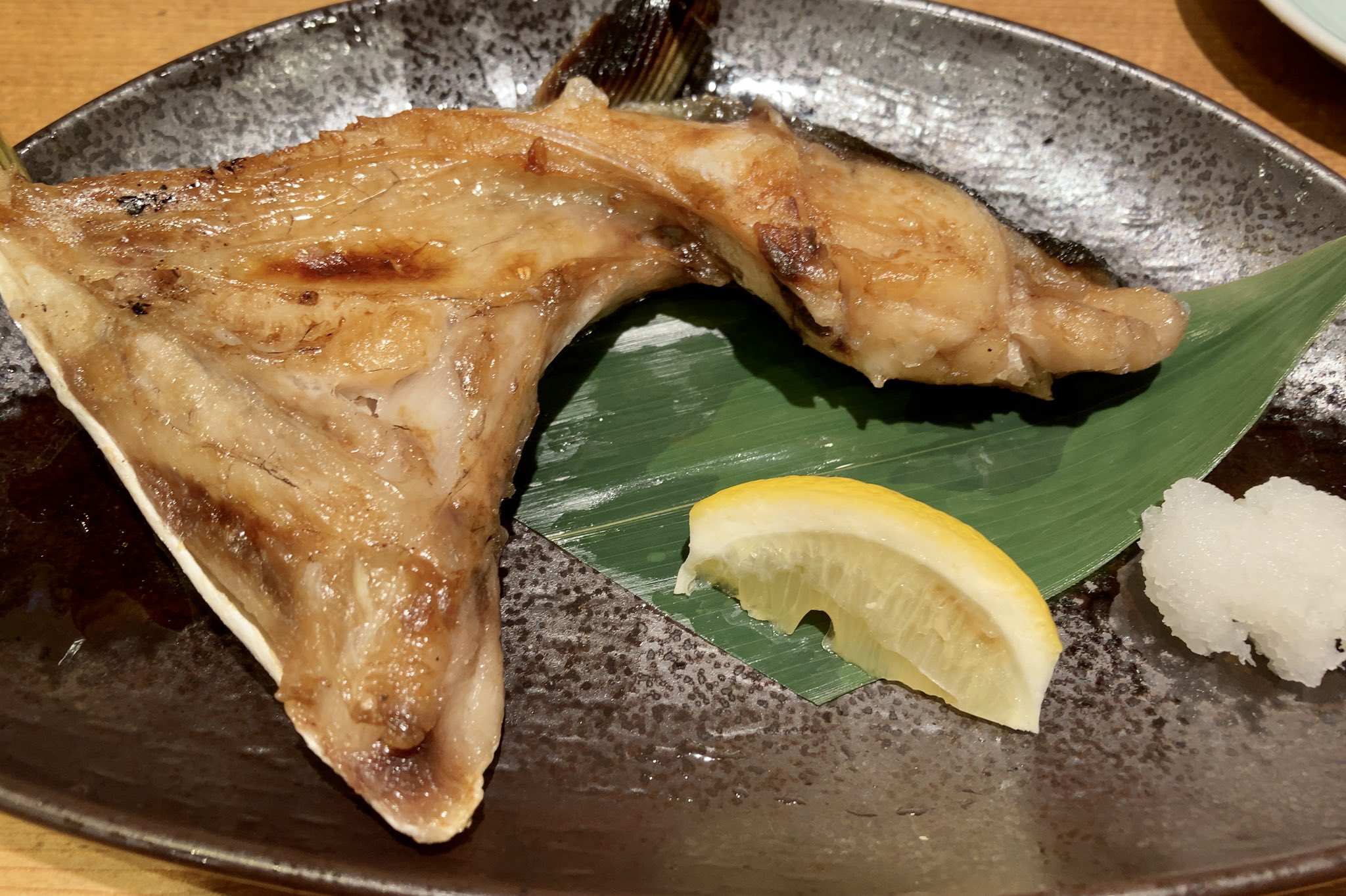 三日画師 晩めしはまた寿司にした ぶりカマ焼き まぐろ盛 白身魚三貫盛 だから はまち ぶりは一般的な分類では赤身魚 だけど 魚類を扱う業者内では白身魚なんだってば T Co 2lgijbx642 Twitter