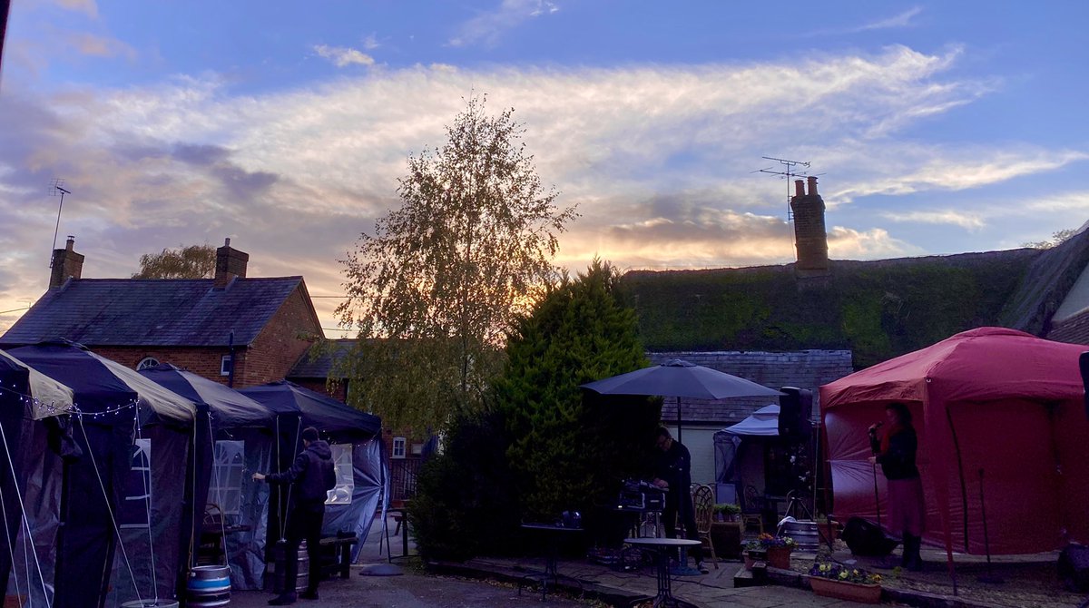 WestEndDivas's tweet photo. Last night’s ‘socially-distanced-sunset’ stage for Alfresco Supper Club with The Divas ❤️#sociallydistancedentertainment #SupportTheArts https://t.co/58fDjg5S1i