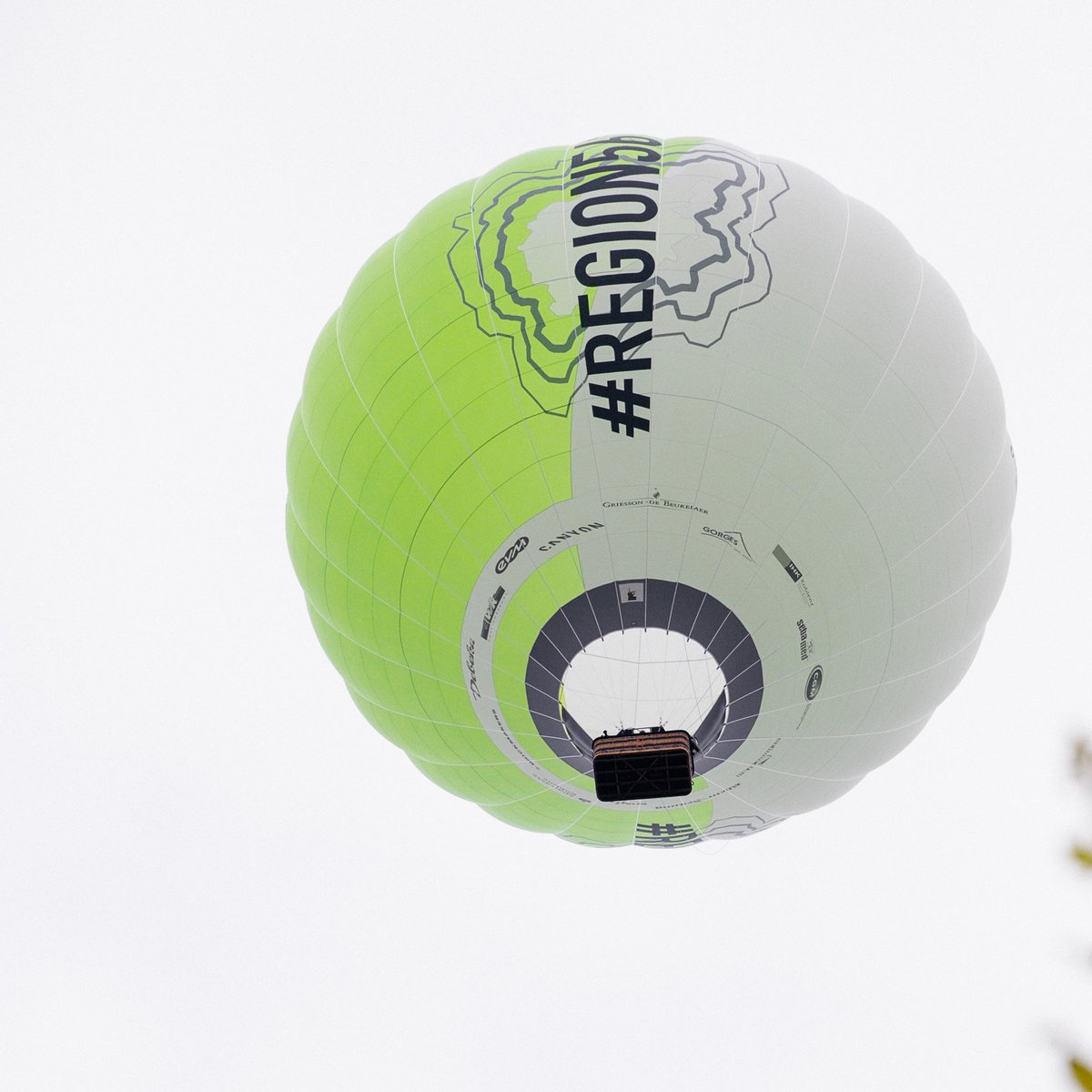 Region56Plus's tweet photo. Anfang dieser Woche hatte unser neuer R56+ Ballon seine Jungfernfahrt!
Mit Start vorm Kurfürstlichen Schloß in Koblenz ging es über die Stadt, die Mosel und den Rhein bis in den Westerwald.
Eigene Fahrt im R56+ Ballon buchen unter
➡️https://t.co/xqrjDrMRid
#Region56plus https://t.co/qFUFhgvMMD