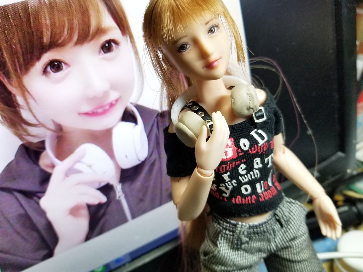 USAMIMI_DOLL's tweet photo. まずはヘッドフォンを
かぜひいて硬化しなかったので
新品の木工エポキシパテにて
新規製造しました。
あとで溶きパテにて成形して
着色して送り出す。👍
#YouTube #YouTubeLive #YouTuber
#dollmake #doll https://t.co/sIhRuchWOU