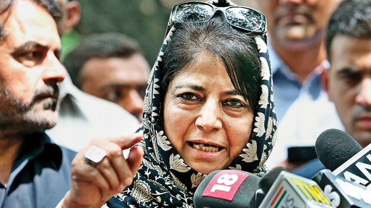 In her recent series of irresponsible statements to stay in news,  #MehboobaMufti on 23 Oct said she won't hoist tricolor until J&K flag is allowed. #Kashmir (1/11)