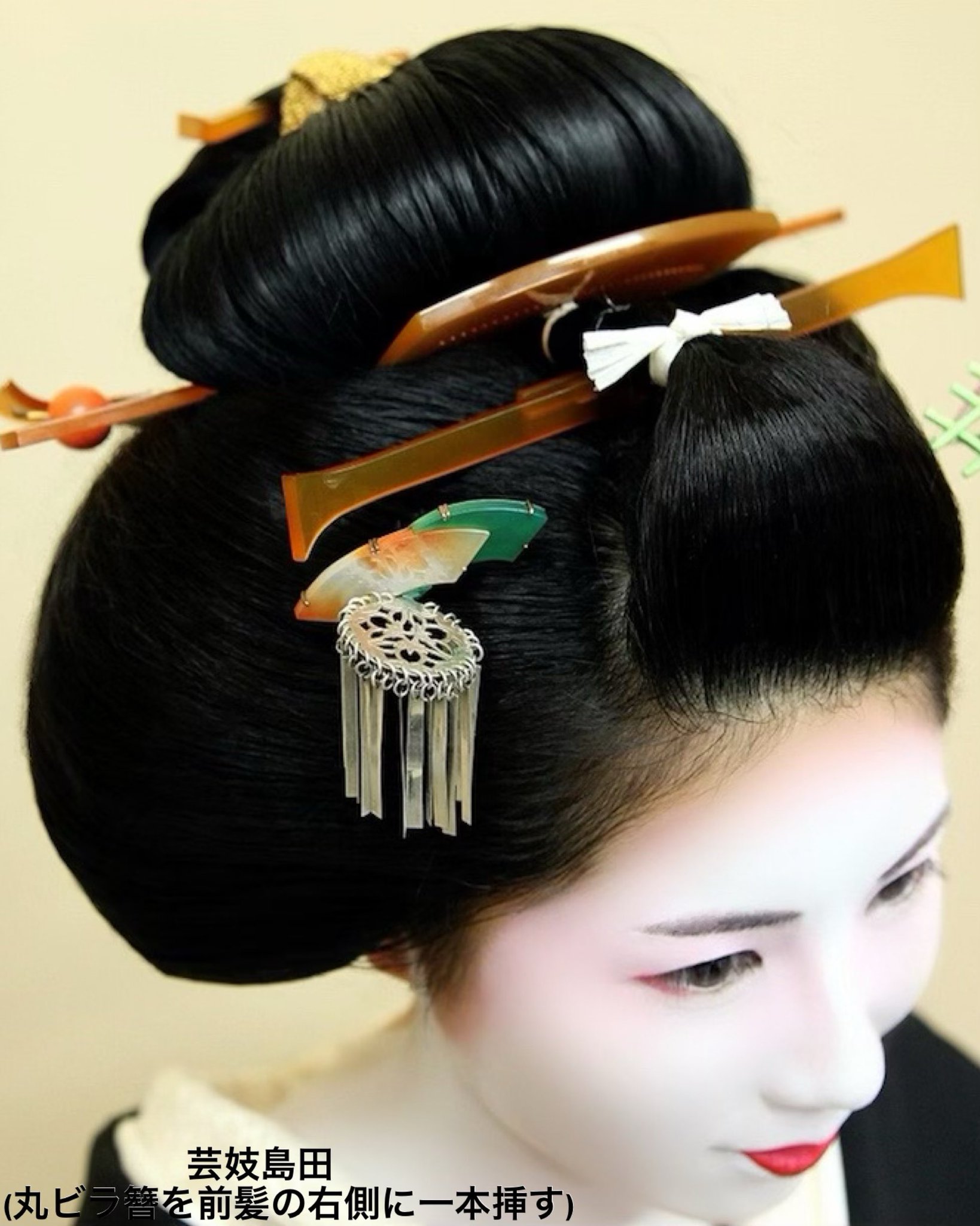 豆ひろ 銀ビラ簪 扇型の銀の板から置屋の家紋や文様を切り出した舞妓さん用の簪 通常は前髪 さんの右側に1本挿しますが 店出し デビュー の際は左右2本挿します 芸妓さんの茶事の時の髪型 芸妓島田 は 丸ビラ簪 を右側に1本挿します 銀ビラ簪を作られる