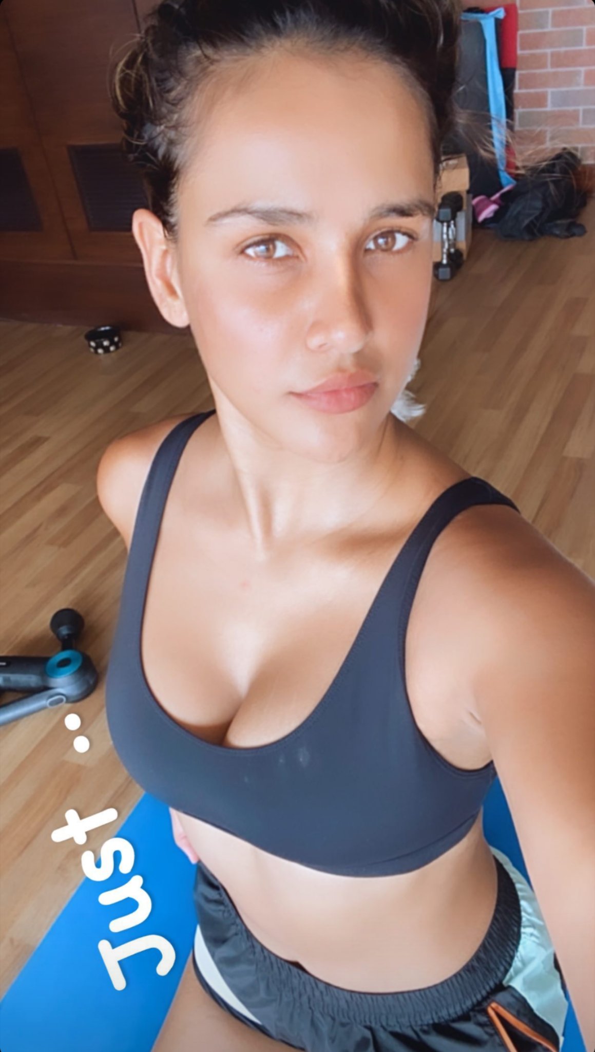 ElFPa4eXUAAACnw?format=jpg&name=large