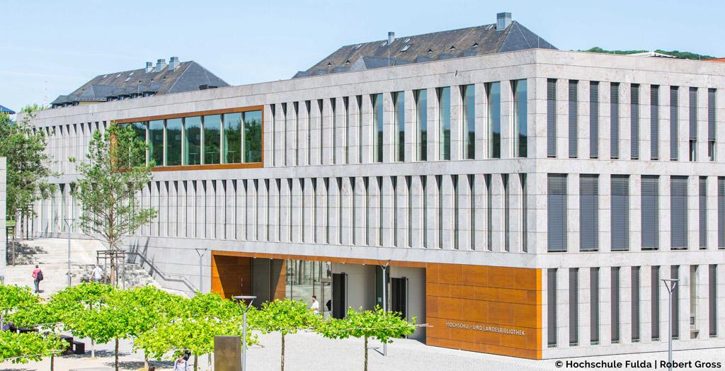 FinanzenHessen's tweet photo. Heute ist Deutscher Bibliothekentag. Auch wenn wir uns natürlich freuen, dass ihr alle unseren Social-Media-Kanälen so fleißig folgt, sind wir euch gar nicht böse, wenn ihr das Smartphone jetzt beiseite legt und ein Buch lest 😉 #HochschuleFulda #hlb #Fulda #LBIH https://t.co/UeoWQiJlxI