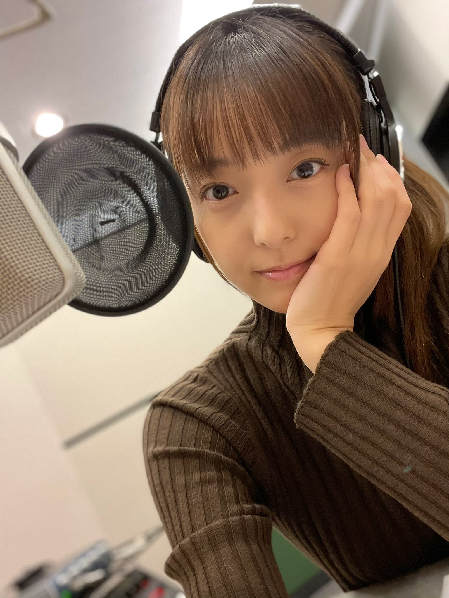 加藤英美里 休憩ー 私もiphone12proにしたよ でかいしちょっと重いー 内カメラも画質いいね 私の袖にゴミが着いてるのよく分かるじゃん