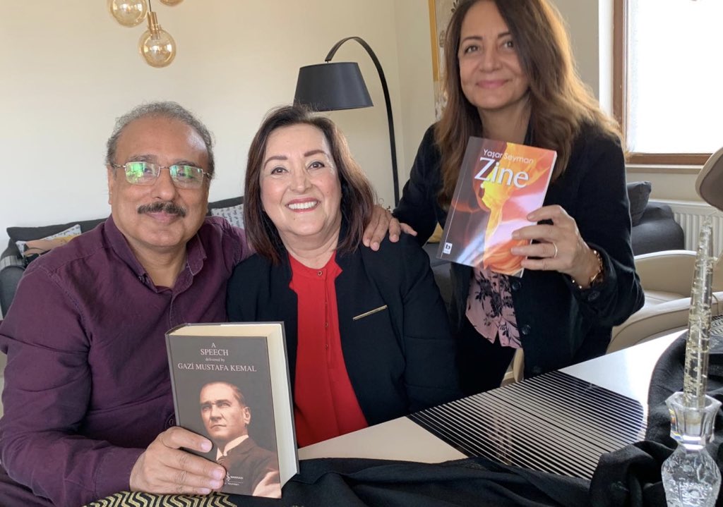 Pakistanlı Kemalist✌️
Gazeteci, yazar, aktivist Farrukh Sohail Goindi yazları  Lübnanlı eşi Rima Abdullah ile Yalova’da yaşıyor. Onlara dün Atatürk ve Zine kitabımı götürdüm. Nutuk’u Urduca yayınlayan yazar Pakistanlıların Atatürk sevgisini, yazdığı Atatürk kitabını anlattı.📚💐