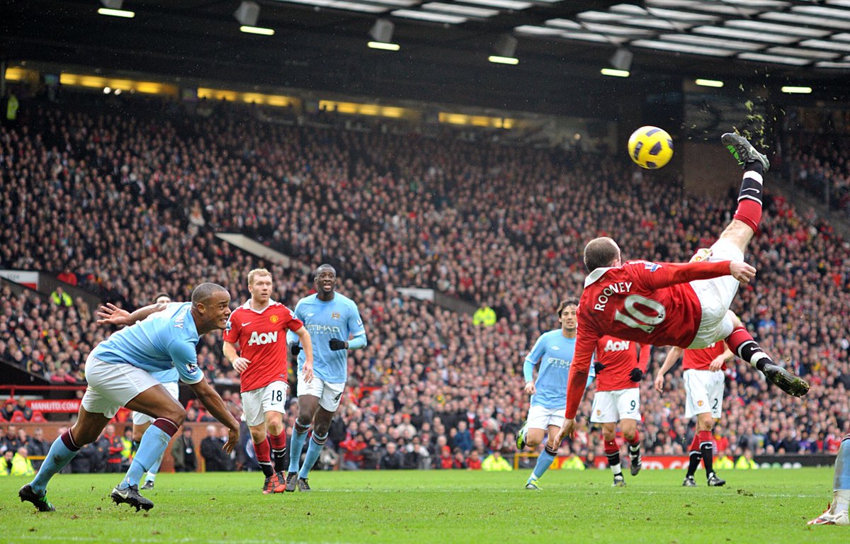 ActuFoot_'s tweet photo. Joyeux anniversaire à Wayne Rooney, 35 ans aujourd'hui. 🎂

On a tous en tête ce retourné magistral dans le derby de Manchester, en 2011... 🔥😍 https://t.co/4LlDOOQl86
