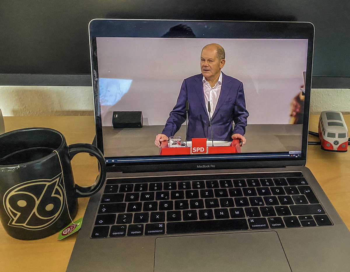 MichaelRueter's tweet photo. Wir müssen geschlossen handeln und klar kommunizieren! Es geht um sichere und gute Arbeitsplätze. - ganz klare Worte von @OlafScholz beim #digilpt #Niedersachsen https://t.co/DZKi0lJeCf