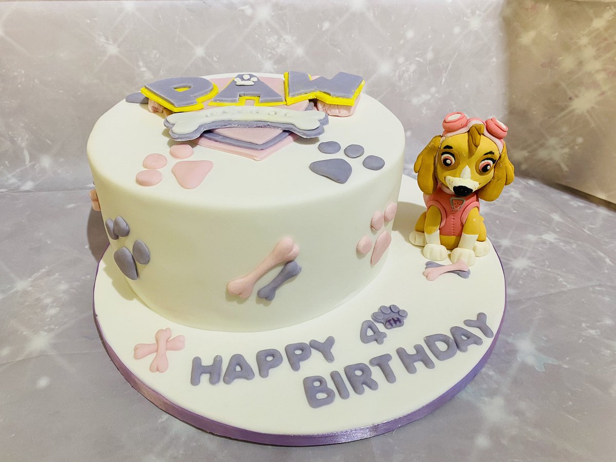 HouseYorkshire's tweet photo. A girlie Paw Patrol inspired cake. Complete with a handmade badge and an adorable Skye 🐶🎂🦴
#yorkshirecakehouse #birthdaycake #deliciouscake #pawpatrolcake #pawpatrolskyecake #Sheffield #rotherham #pawpatrol #pawpatrolskye @HouseYorkshire https://t.co/GMsoAWwwSC