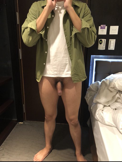 今天幫直男第破處🥴 直男第一次體驗穴的感覺🤣  完整影片下週五在of可以看喔 https://t.co/MqVTLoKxyV