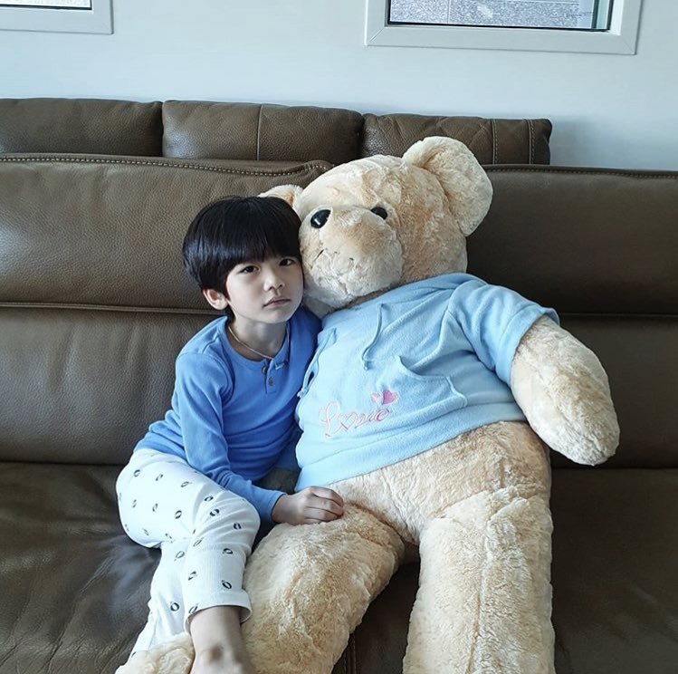 when he gifted the tiny boy in his inner child performance a teddy bear 