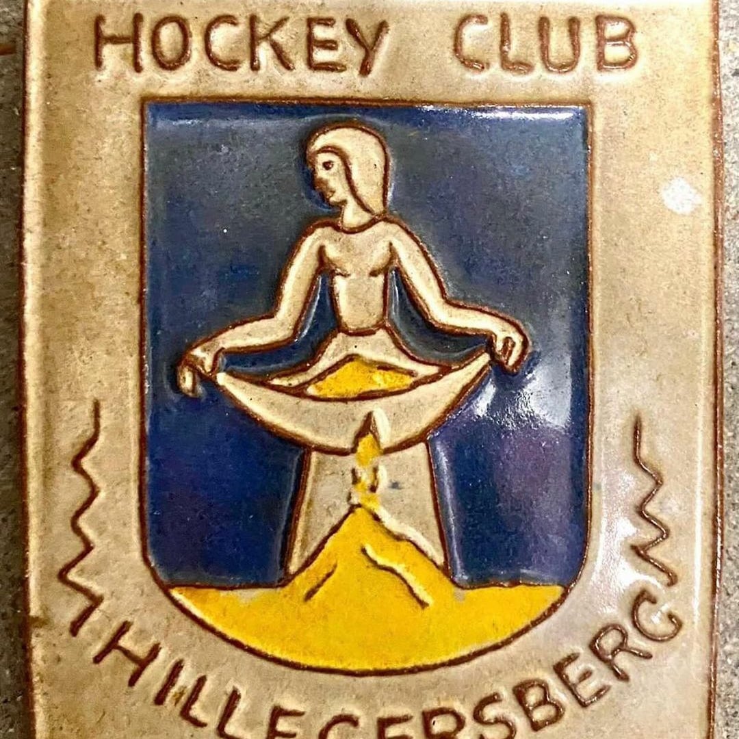 Waar ligt de oorsprong van dit tegeltje?
Via <a href="/ernatruijens/">erna truijens</a> "Een bijzonder cadeautje van onze 🏑vrienden van <a href="/hctwente/">Hockey Club Twente</a> Ik zou zo graag meer willen weten over de oorsprong van dit prachtige tegeltje? Wie kan mij van informatie voorzien? #geschiedenis #traditie Leven lang hockey💚 "