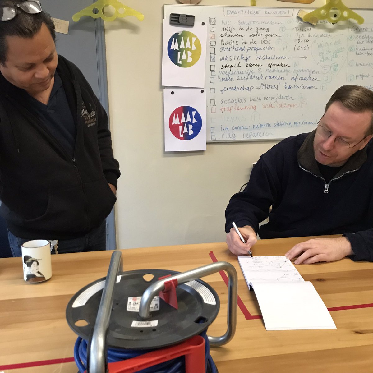 maak_lab's tweet photo. Week 43

#GeenDagHetzelfde #BijOnsInDeWerkplaats 
Samen leren in de praktijk; vanuit zingeving en noodzaak. 
 #MaakLabArnhem https://t.co/2Ck1Yo2T8V