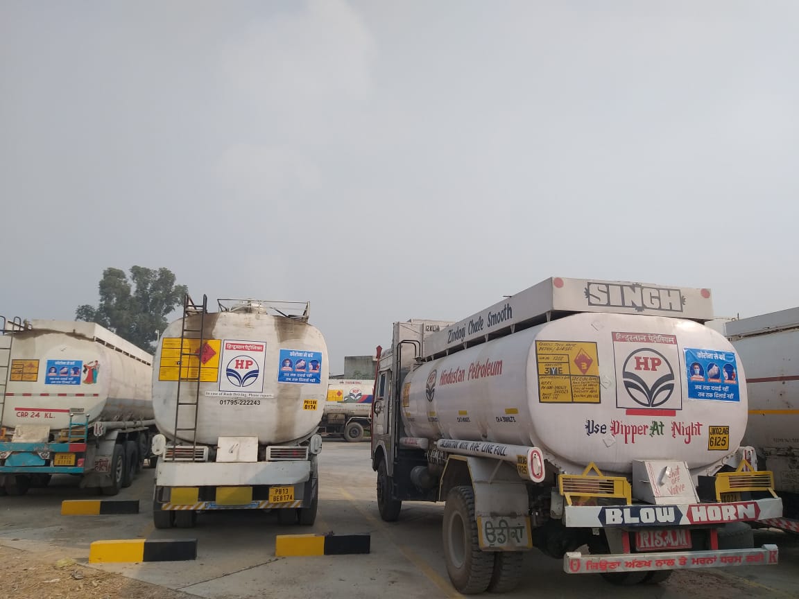 HpclPol's tweet photo. Stickers on theme of Covid-19 Awareness campaign "जब तक दवाई नहीं, तब तक ढिलाई नहीं"  have been pasted on rear side of  TTs at Bathinda https://t.co/RQZp26wYxB