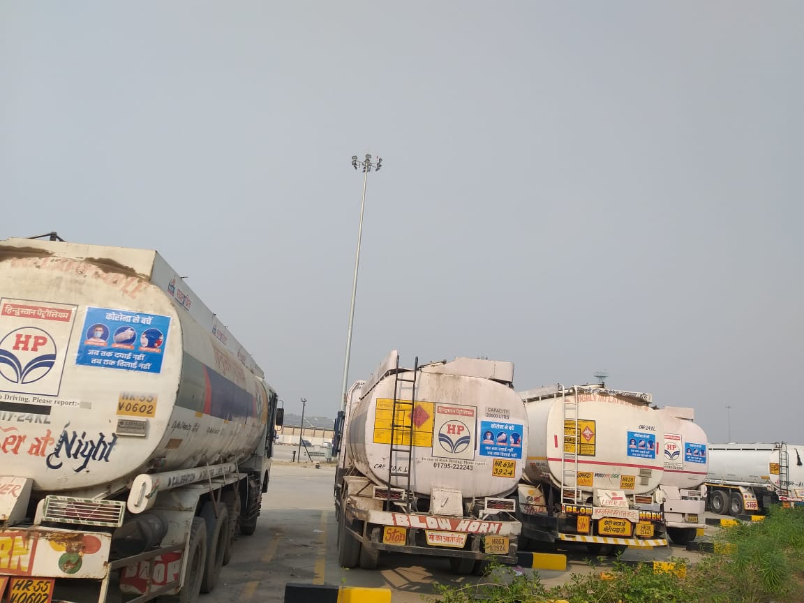HpclPol's tweet photo. Stickers on theme of Covid-19 Awareness campaign "जब तक दवाई नहीं, तब तक ढिलाई नहीं"  have been pasted on rear side of  TTs at Bathinda https://t.co/RQZp26wYxB