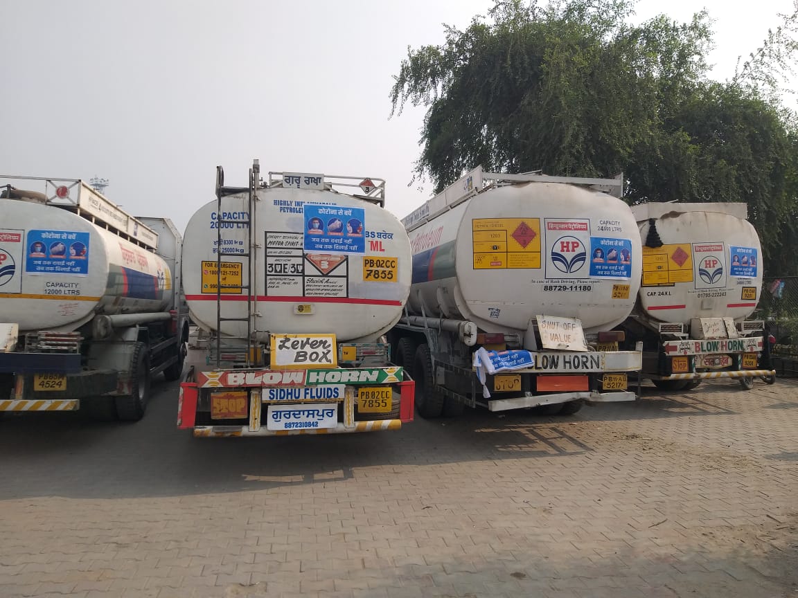 HpclPol's tweet photo. Stickers on theme of Covid-19 Awareness campaign "जब तक दवाई नहीं, तब तक ढिलाई नहीं"  have been pasted on rear side of  TTs at Bathinda https://t.co/RQZp26wYxB