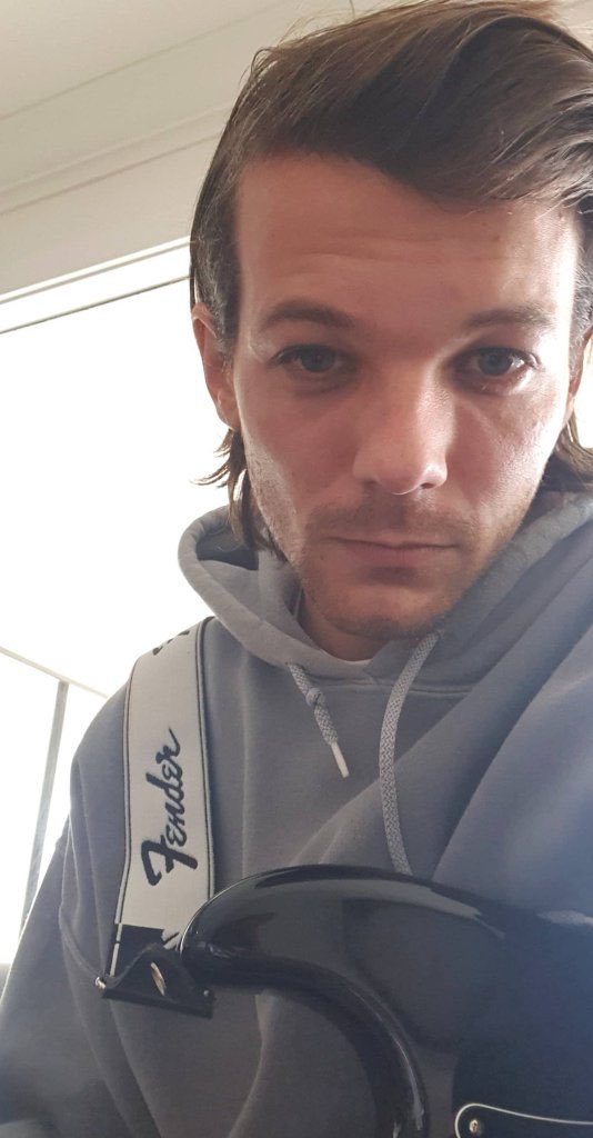 B4CKTOLOUIS's tweet photo. he’s? so? pretty? 😭? https://t.co/fRqvA8GqZD