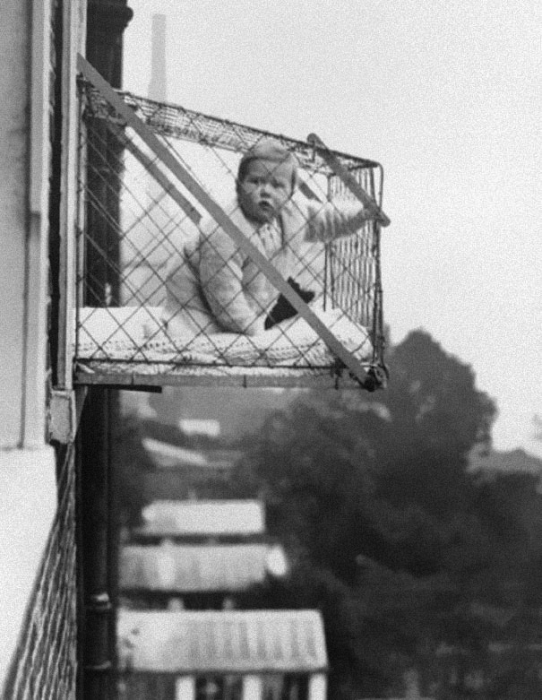 sister_magister's tweet photo. Gabbie ancorate alle finestre utilizzate per assicurarsi che i bimbi che vivevano negli appartamenti potessero avere abbastanza luce solare ed aria fresca, 1937 ca.

#statepronti
#stateacasa 
#lockdown 
#COVID19 https://t.co/SgG6d2R4CF