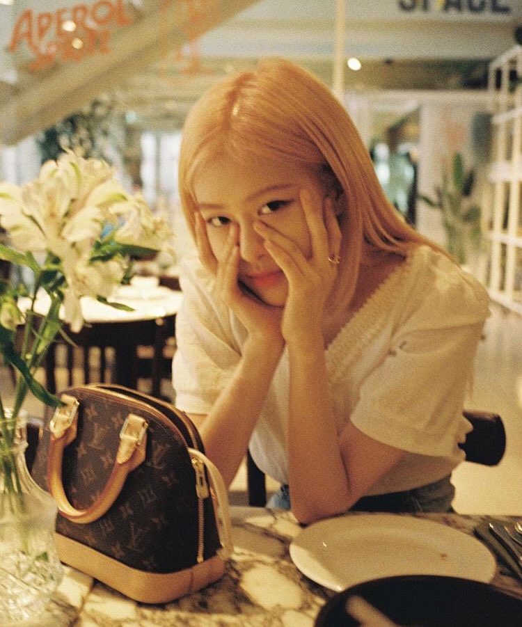 6. i hate how your mind works. how it screams facts. how your mindset can change one’s life and perspective and how it affect me in every single way. i hate how deep your mind is, i can’t reach it, i can’t reach you. #RosénatorsLoveYouRosé