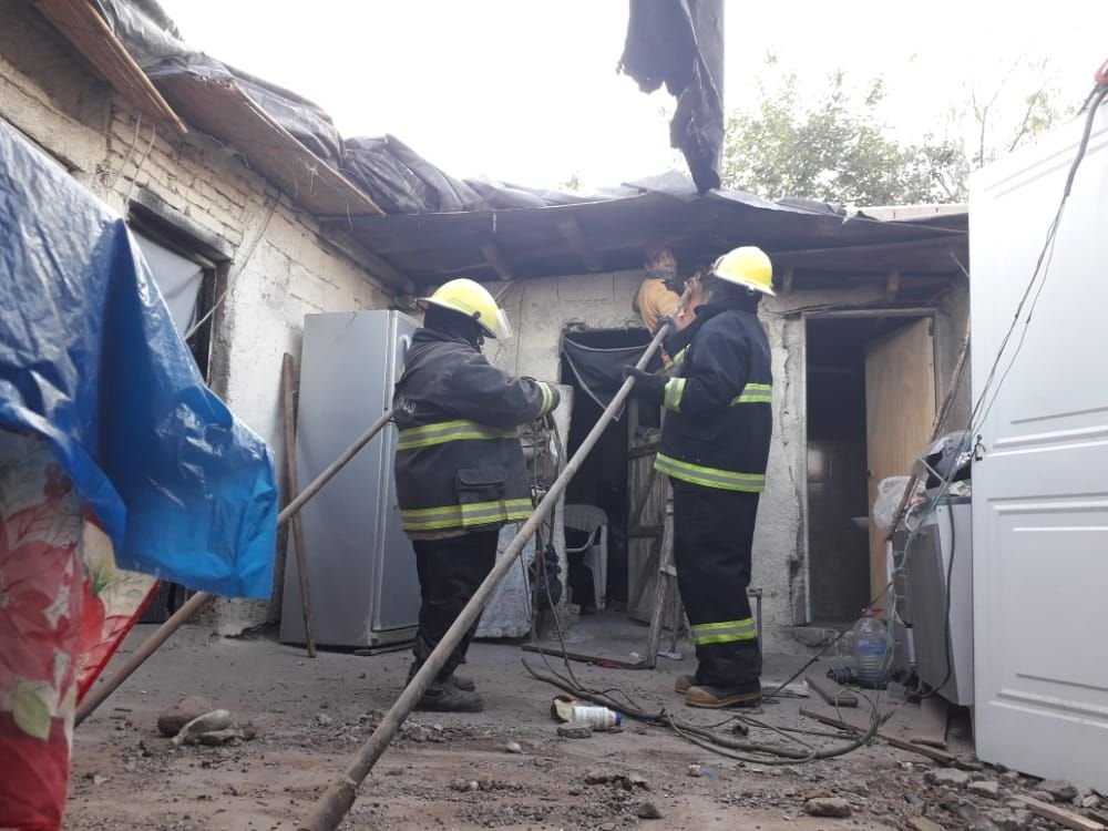 Se cayó el techo de una vivienda en B° Juan Domingo Perón
El hecho ocurrió alrededor de las 18 hs en calle continuación Rivadavia, antes de llegar al Pasaje San Antonio del B° Juan Domingo Perón.
https://t.co/O1MWOS6GOf https://t.co/KlaEJQh4As
