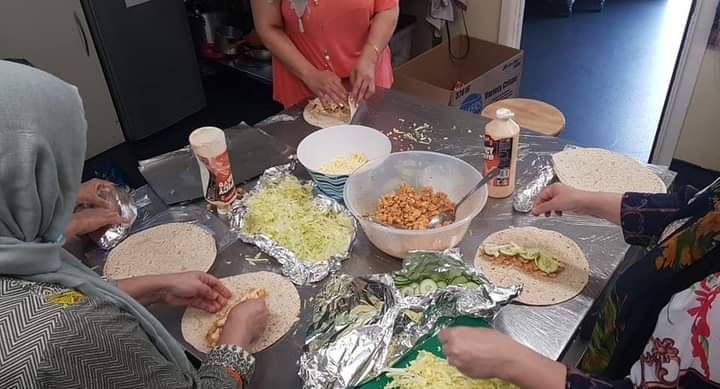 womenzonebfd's tweet photo. We are offering 50 meals everyday, over 5 days for children in #Bradford and believe that #NoChildShouldGoHungry during half term🥘

Collection times run from Sun-Thurs, 12-2pm. 
Contact Lubna to book a slot: lubnakhalid@womenzonecc.co.uk / 01275 665270

#HealthyHolidaysBradford https://t.co/JaP6uFI3YQ