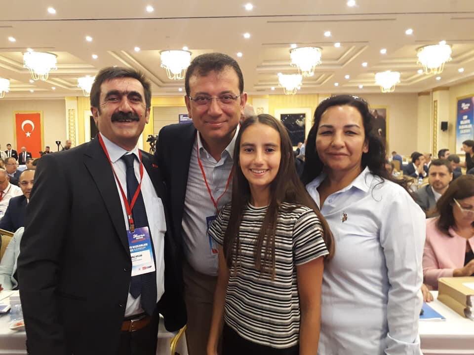 MecitozuB's tweet photo. İstanbul Büyükşehir Belediye Başkanımız Ekrem İmamoğlu'nun Covid-19 testinin pozitif çıktığını üzüntüyle öğrendim. 

Başkanımıza geçmiş olsun dileklerimi iletiyor, bir an evvel sağlığına kavuşmasını diliyorum. @ekrem_imamoglu https://t.co/z5aEEb7gFj