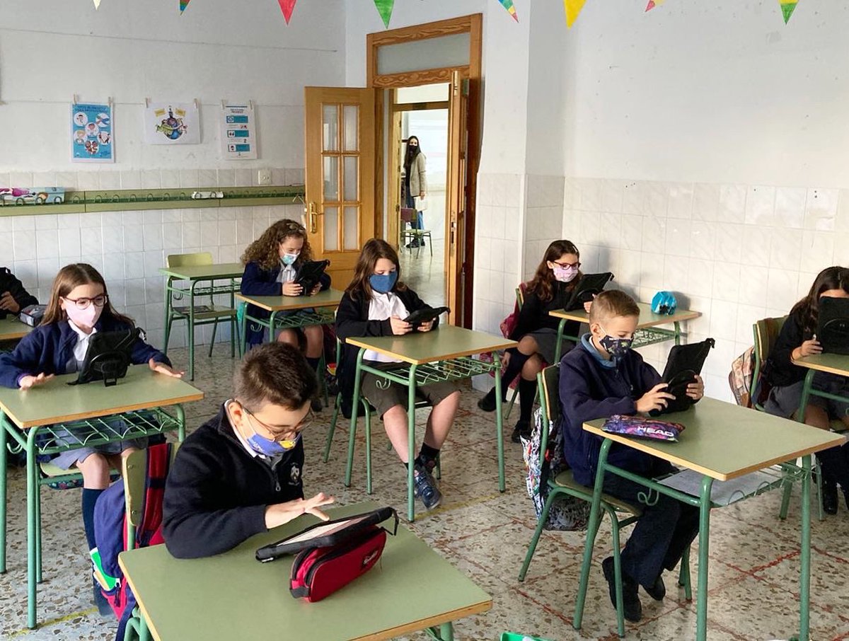 CarmelitasOrihu's tweet photo. 📱El alumnado de 4° de Primaria repasa el contenido de la unidad 1 de Lengua mediante Quizizz. ¡Una manera divertida de afianzar el contenido!📱 #tabletsamsung https://t.co/yK81gobVWM