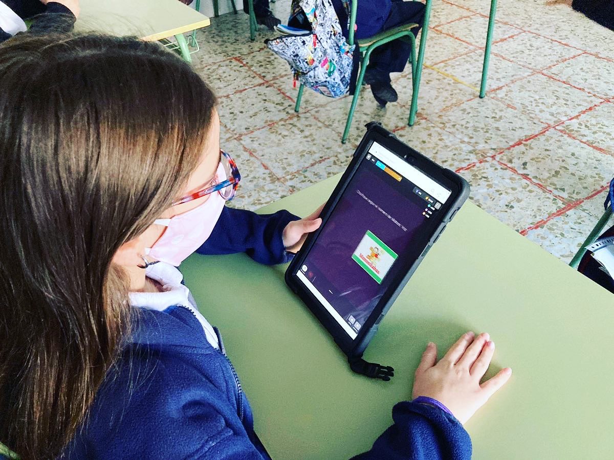 CarmelitasOrihu's tweet photo. 📱El alumnado de 4° de Primaria repasa el contenido de la unidad 1 de Lengua mediante Quizizz. ¡Una manera divertida de afianzar el contenido!📱 #tabletsamsung https://t.co/yK81gobVWM