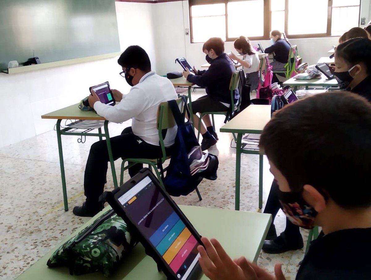 CarmelitasOrihu's tweet photo. 📱El alumnado de 4° de Primaria repasa el contenido de la unidad 1 de Lengua mediante Quizizz. ¡Una manera divertida de afianzar el contenido!📱 #tabletsamsung https://t.co/yK81gobVWM