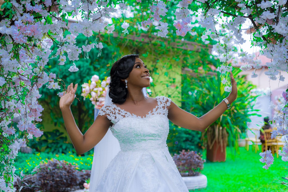 kvngeddieklicks's tweet photo. Who Was In The Garden..
A Pretty Fine Gal
You Can't Come To See Her
No No No No!
#love #WEDDINGPHOTOGRAPHY #bride #gardens #custompresets #AdobeMAX #SaturdayMorning #SaturdayVibes #SaturdayMotivation https://t.co/0S0S7iQl4X