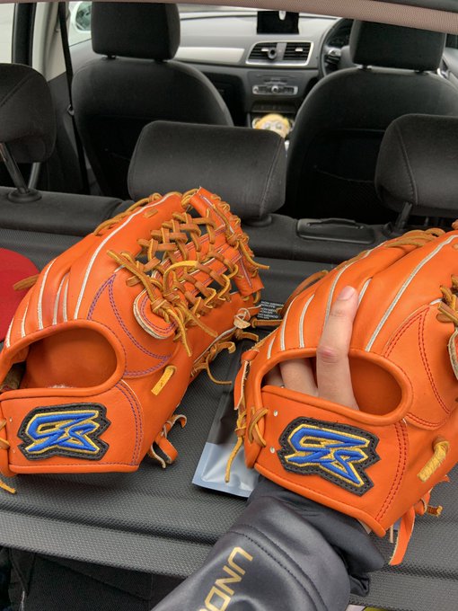 GSグラブ実際にはめてみました
外野用クオリティめっちゃ高くていいですよ…!!個人的にはバランス型が手入れ感、開き方共に良かったです。ボールに対して手を出すだけで捕れる印象のグラブだこれ
 #GSグローブ 
