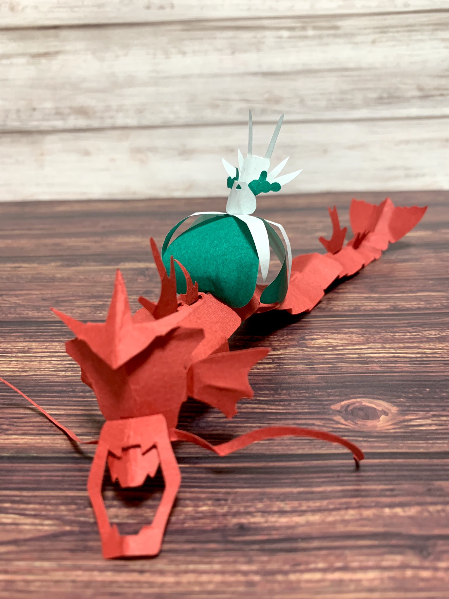 切り紙パパ バドレックスの2匹の馬 ブリザポスとレイスポス を作りました バドレックスを乗せるのはバランス的に難しいかと思いましたが 諦めずに何回もトライしたところ しっかり乗せることができました 冠の雪原 T Co