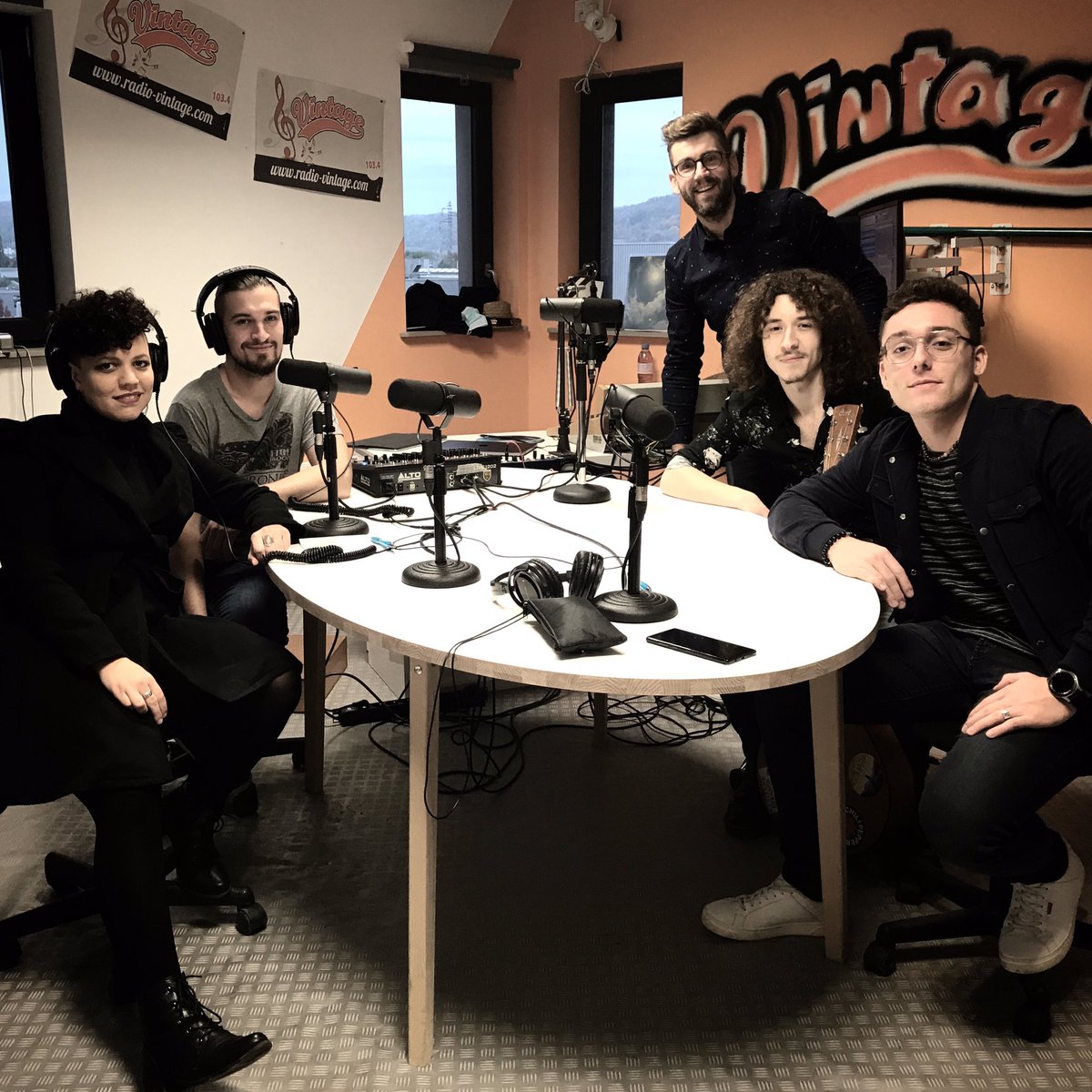 Obliqmusic's tweet photo. Hier soir on était en interview sur @RadioVintageOff ! Merci à Gaëtan pour son accueil ainsi qu’aux auditeurs ! 🌟
#radio #interview #obliqmusiq #rock https://t.co/x5eWTbouSp
