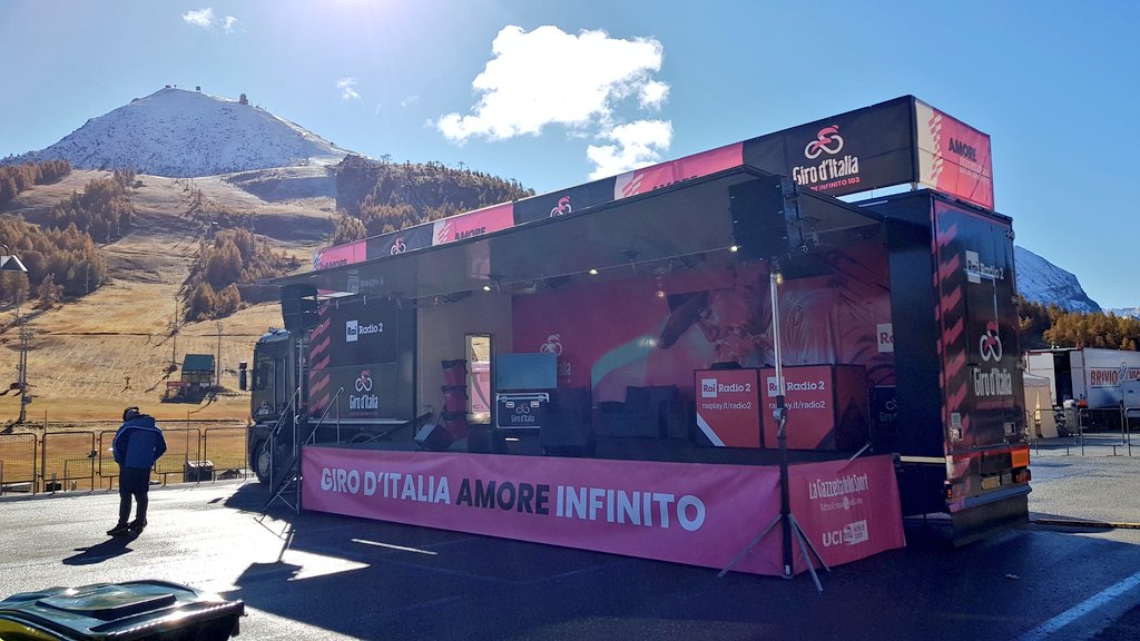 GIRBAsrl's tweet photo. Il nostro Stage-Truck oggi a Sestriere! 🏔❄☃️
Info https://t.co/YcNY4QxeoV 
#Giroditalia2020 #Giro103 #Giro2020 #rairadio2 https://t.co/jkhZysFD4A