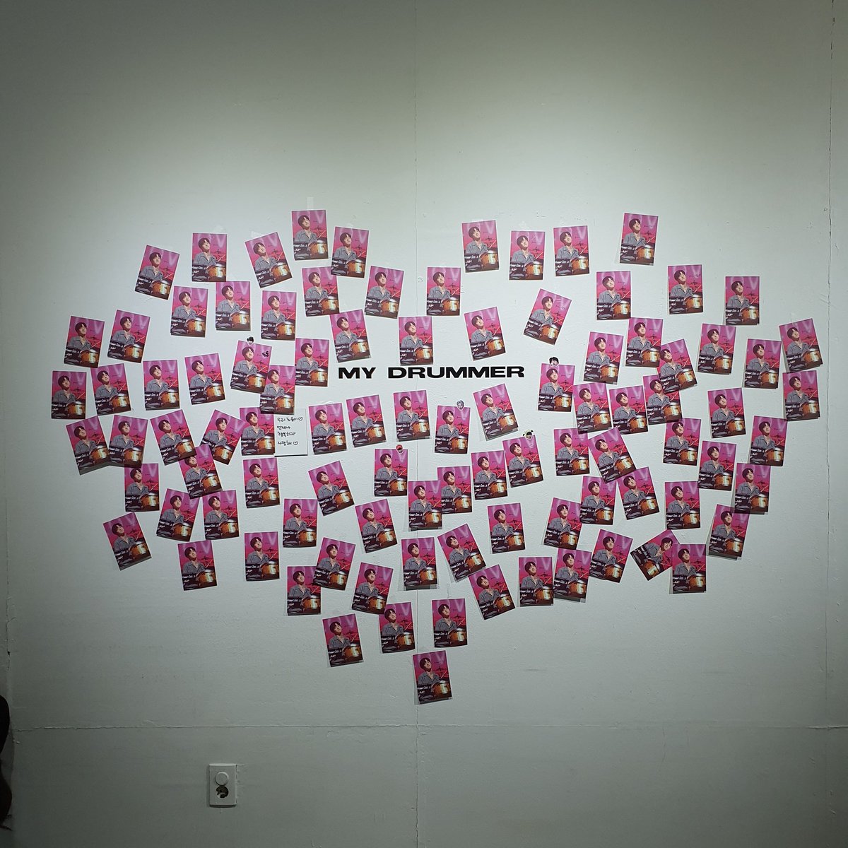 #OUR_SUMMER_IS_NOT_OVER
도운이 첫 전시회를 열어주셔서 넘 감사해요💛코**때문에 오랜만에 외출인데 위생장갑이랑 손소독제도 준비해주셔서 맘 편히 관람할 수 있었어요🥰내부도 넓고 쾌적해서 전혀 불편한 점 없었구요!!너무너무 열심히 준비해주셔서 감사합니다❣도운이한테 보내는 편지도 열심히