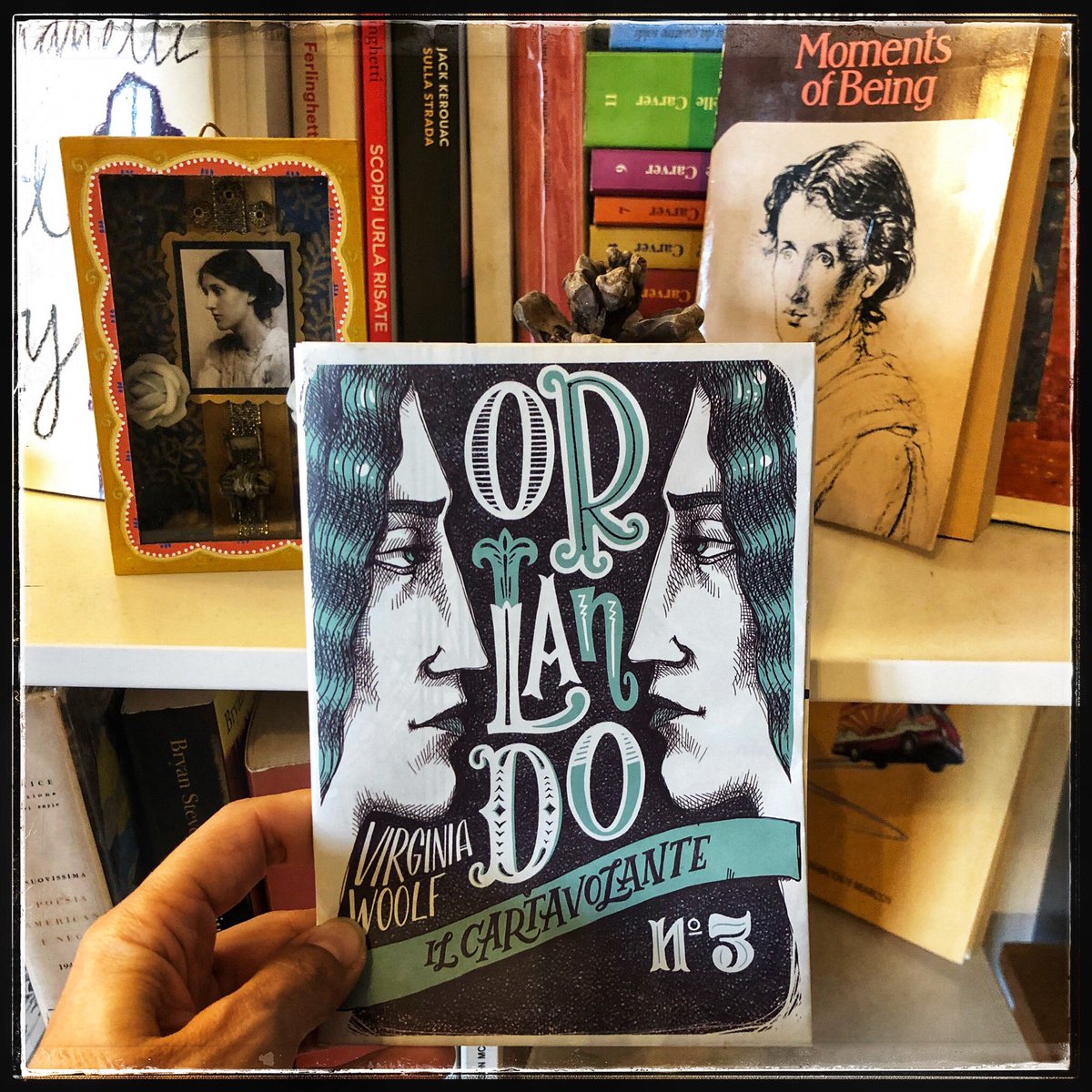 iltetostato's tweet photo. I cartavolanti, ma quanto possono piacermi? #abeditore #VirginiaWoolf
(A proposito, quella vita interiore di cui parlava Pavese salva le giornate nei periodi difficili -evidentemente non per sempre- anche se non si può uscire, perché magari invece ci si può guardare dentro). https://t.co/u3hhtRU2Hz