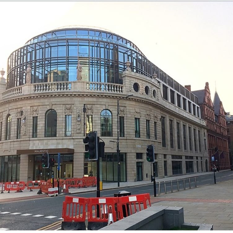 Are you in Leeds this afternoon/evening? Did you know we are a stone's throw from the train station?...behind the Majestic. We have light lunches, set and a la carte menus and our chalkboard specials! something for everyone. #leedseating #frenchrestaurant souslenez.com/book-online/